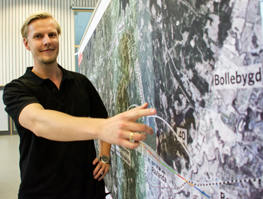 Johan Collinder, projektingenjör vid Trafikverket visar det tänkta stationsläget i Kråketorp.