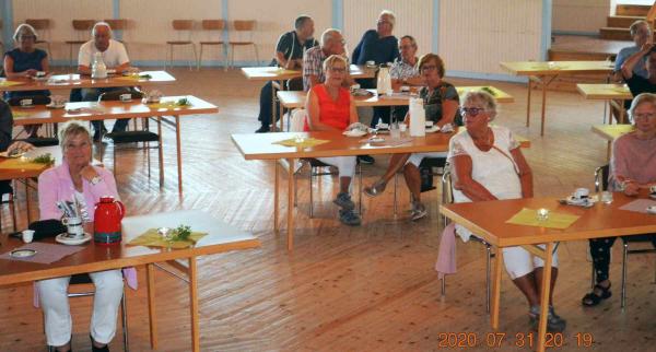 Personalen på Ramviks Folketshus, hade reglerat avstånden på sittplatserna i den rymliga dansrotundan, där kunde serveras fika i halvtid av underhållningen