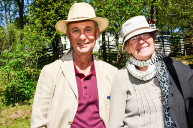 Paret Johan och Lisa Blomdahl elegant sommarklädda. 