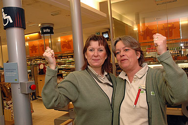 Butikschefen Sofia Hjalmarsson och Lotta Andren hjer armarna i gldje ven om det bara blev en andra plats.