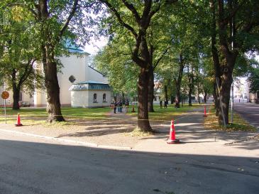 Vasaskolans arkeologielever mäter upp platsen för Vasaskolan 1557-1816. (Fråga 10)