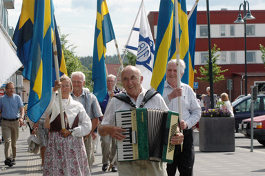 Bilden tagen vid frra rets nationaldagsfirande i Bollebygd. I tten, dragspelare Arthur Eriksson.