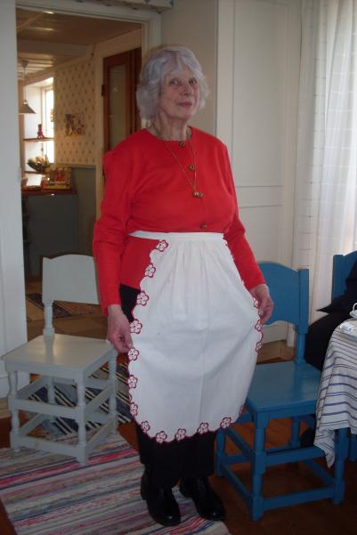 Kerstin visar sitt vackra förkläde som är mer än 150år.