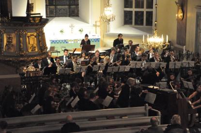 Orkestern i Hille kyrka på kvällen.