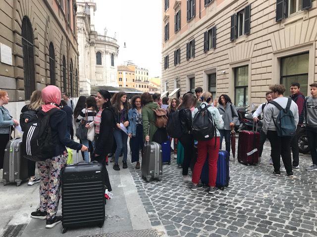 Möte utanför skolan i Rom med de italienska värdarna