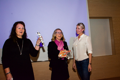 Ann-Marie Nilsson håller upp priset som Mikaela Strand skulle få från Bollebygds kommun. Vi tror det var en tumstock från Hultafors...<br />Jessica Waller från Härryda kommun ser till att alt går rätt till.