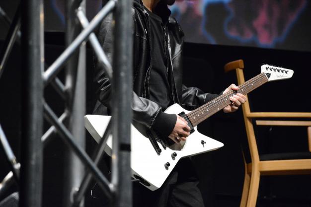 Ajay Khrobsuk övar på gitarren till låten Zombie av The Cranberries.