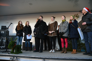 Medlemmar i Bollebygd tillsammans mot rasism tar emot årets demokratistipendium.