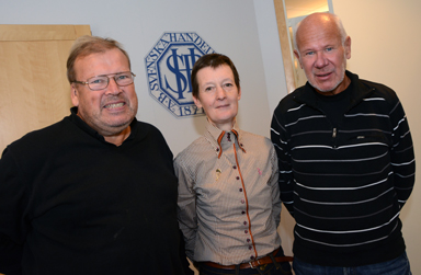 Annika Kroon med två av sina gamla arbetskamrater. Björn Strömberg och Conny Andersson uppvaktade på Annikas sista dag på banken.