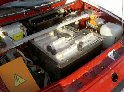 Under motorhuven finns en del av NiCd-ackumulatorerna som Mats lånat från den tredje elbilen.