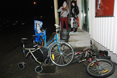 Cyklarna och rollatorn utanfr Krafthuset fr symbolisera tanken med huset. Krafthuset ska vara ppet fr alla generationer i kommunen...