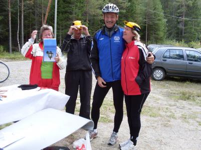 Här har vi haft dragning av lotteriet. Carina Rehnlund, Staffan Olsson, Lennart Vedin och Christina Hägglund är så här glada över sina vinster.