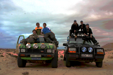 Här har vi ställt upp oss på en strand i Västra Sahara tillsammans´med tävlingens andra svenska lag, Team Ravioli. Bilen till höger. Fr.v. Maria Pettersson, Torbjörn Karlsson & Hanna Colliander.<br />