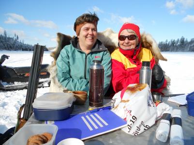 Anna-Karin Fahlén och Gun Näslund fick bra skydd av renskinnen när det drog lite kallt över sjön.