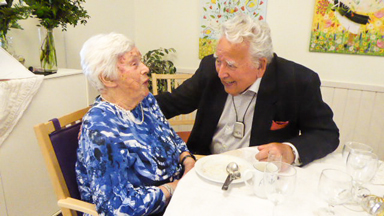 Gudsonen Bert Petersson fick en trevlig pratstund med sin 100-åriga gudmor.