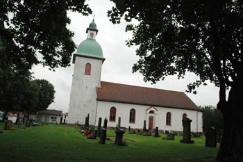 Tllsj kyrka, mitt i byn sedan 150 r tillbaka.