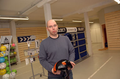 Niklas Lf i vrldens strsta handbollsbutik. Nu inrymd i fre detta SportJohans lokaler i Olsfors