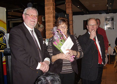 Lotterikontrollant Bennie Karlsson, lyckliga vinnaren Mary Gustavsson och kvllens konferencier Claes-Magnus Krok.