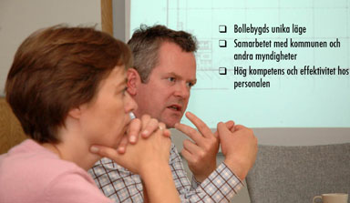 Flggerkoncernens VD, Sren P. Olesen punktar tre andledningar till att koncernen vxer i Bollebygd. Kommunikationschefen lyssnar