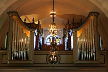Svällverk och Positiv samt Pedal är inrymda i de gamla orgelhusen som är K-märkta. Orgelhusen i läktarbarriären är nya och rymmer Huvudverket.