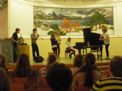 Eleverna från Imberhorne höll konsert i aulan