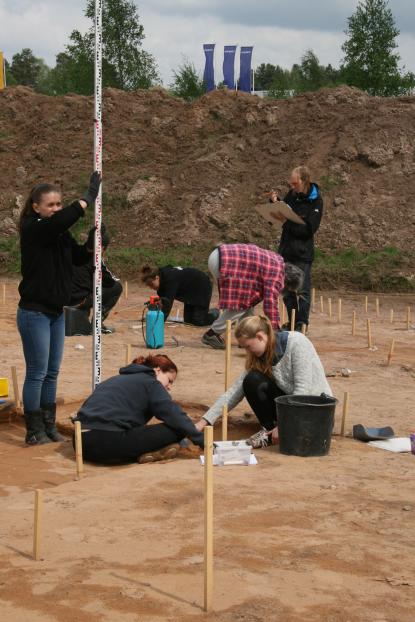 Vasaarkeologer gräver och mäter  in
