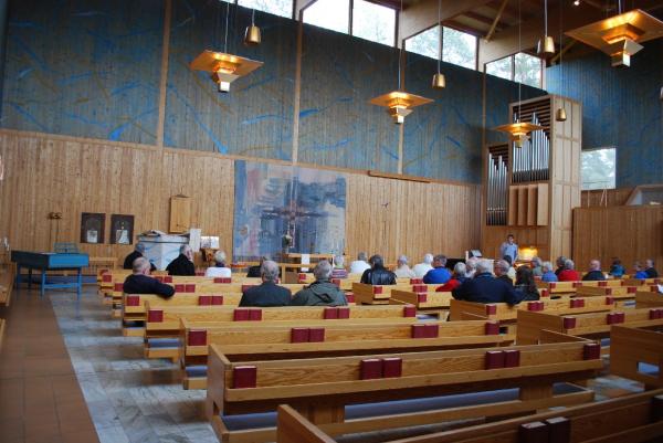 Mycket trä, signerat Carl Nyrén, omger Magnussonorgeln i <br />&Aring;lidhems kyrka