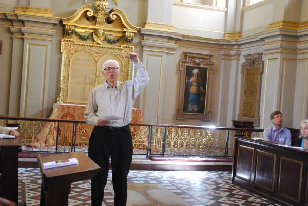 82-årige John Wellingham i engagerad pose i Londons St.