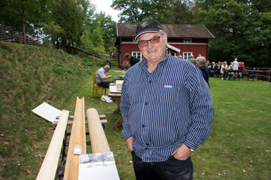 Stig Olsson från Morjhult visade prov på de hängrännor han tillverkat i trä.