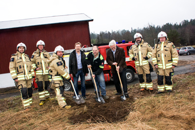 Vid spadarna Patrik Blomgren, Stefan Hederdal och Christer Johansson (M). &Ouml;vervakar grävningen gör Peter Rosholm (S) och några av brandmännen i Töllsjö.