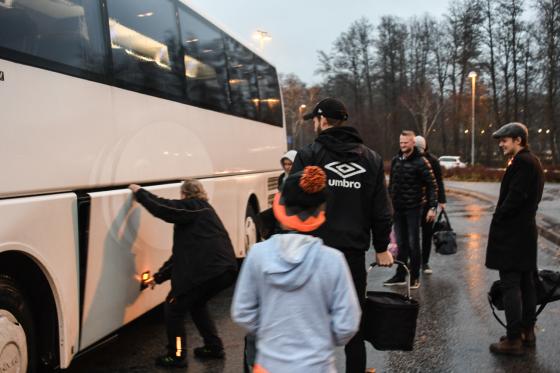 Regn och blåst var det när Hestraforsspelarna lastade in fotbollsskorna i bussen.