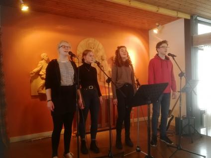 Den skönsjungande och tonsäkra sånggruppen Fyrton medverkade i Frösve. Fr vänster Noomi Elm, Linn Kinnerbäck Lake, Klara Wachtmeister och Petter Sjöqvist. De bjöd på ett mycket uppskattat program.