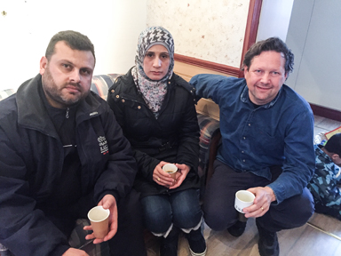 Jaber Smari och Abir Alshik kom till Bollebygd från Syrien 2014. Här tillsammans med Niklas Herneryd som bland annat ansvarar för mötesplatsen Knutpunkten i Stationshuset i Bollebygd.
