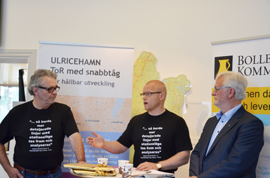 Roger Wilhelmsson (M), Mattias Josefsson (S) vice respektive ordförande i Ulricehamns kommunstyrelse och Christer Johansson (M), viceordförande i kommunstyrelsen i Bollebygd vid dagens pressträff i Ulricehamn. 
